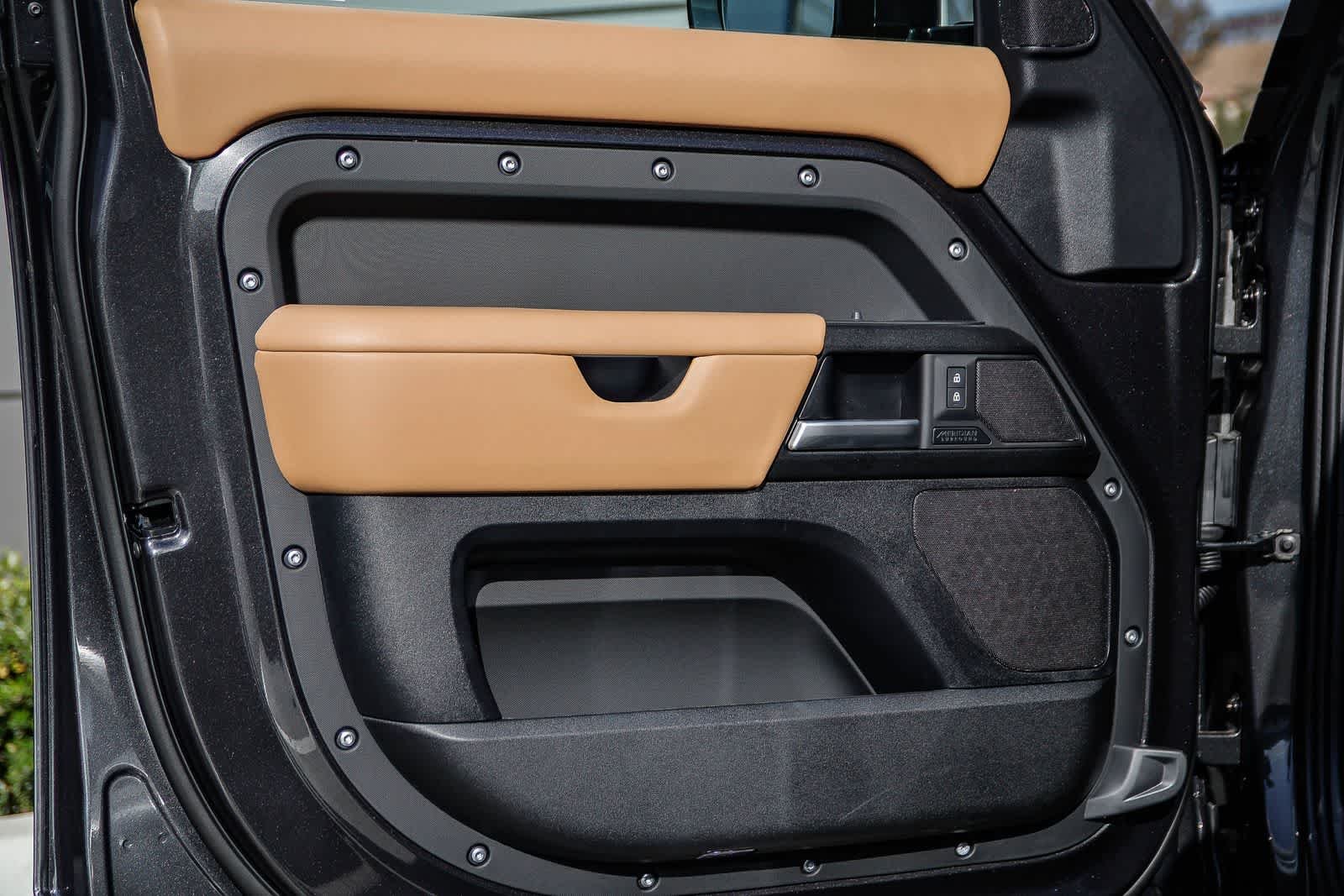 2026 Land Rover Defender V8 - Photo 16
