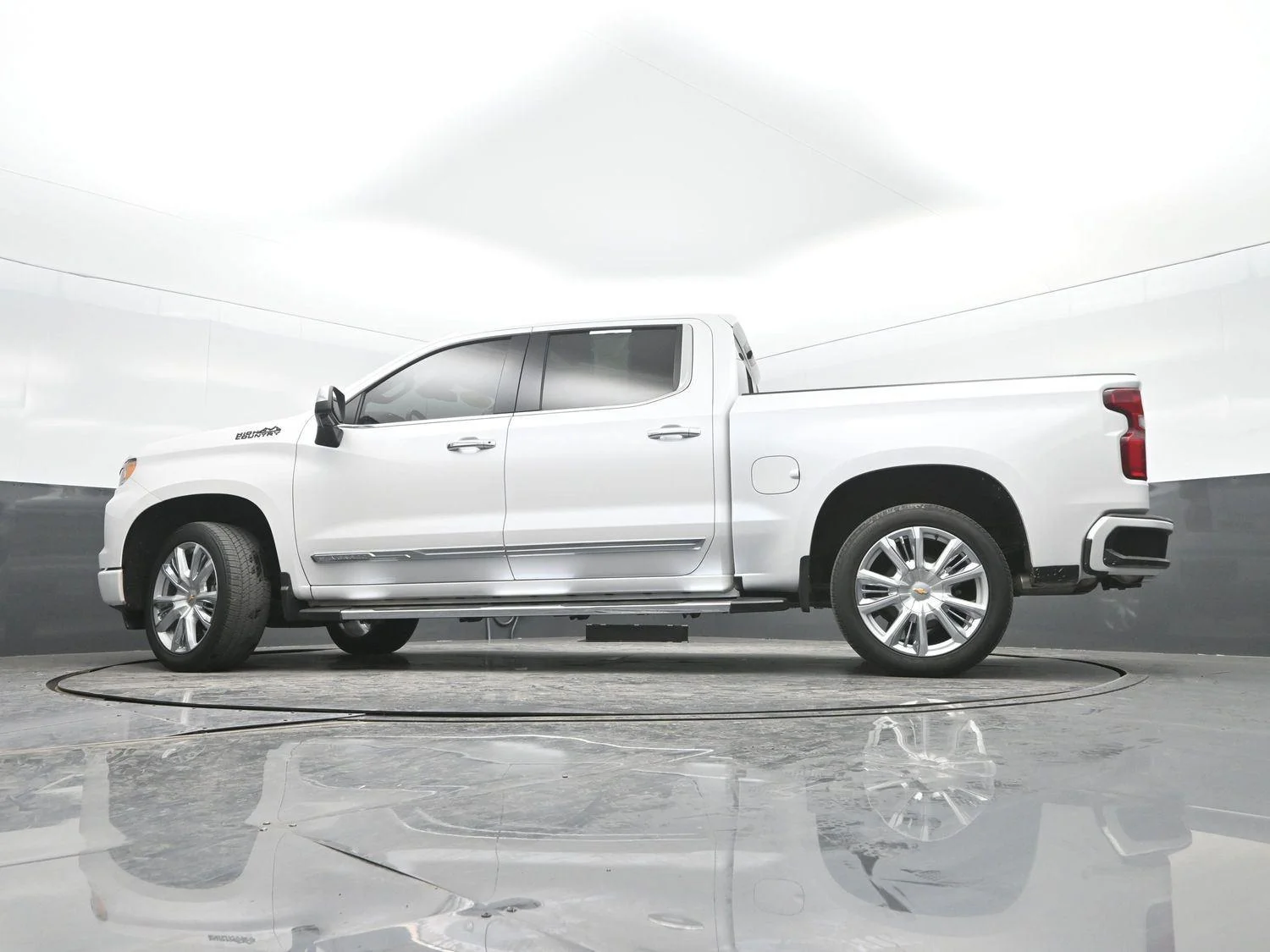 Used 2023 Iridescent Pearl Tricoat Chevrolet High Country image 38