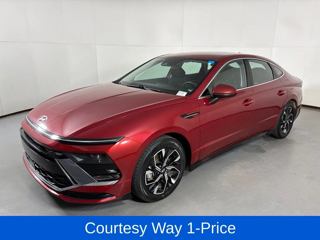 Used 2025 Red Hyundai SEL image 5