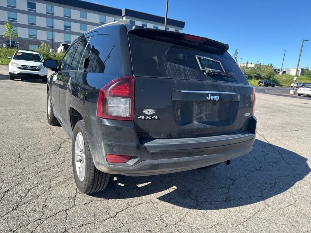 Used 2016  Jeep Latitude image 21
