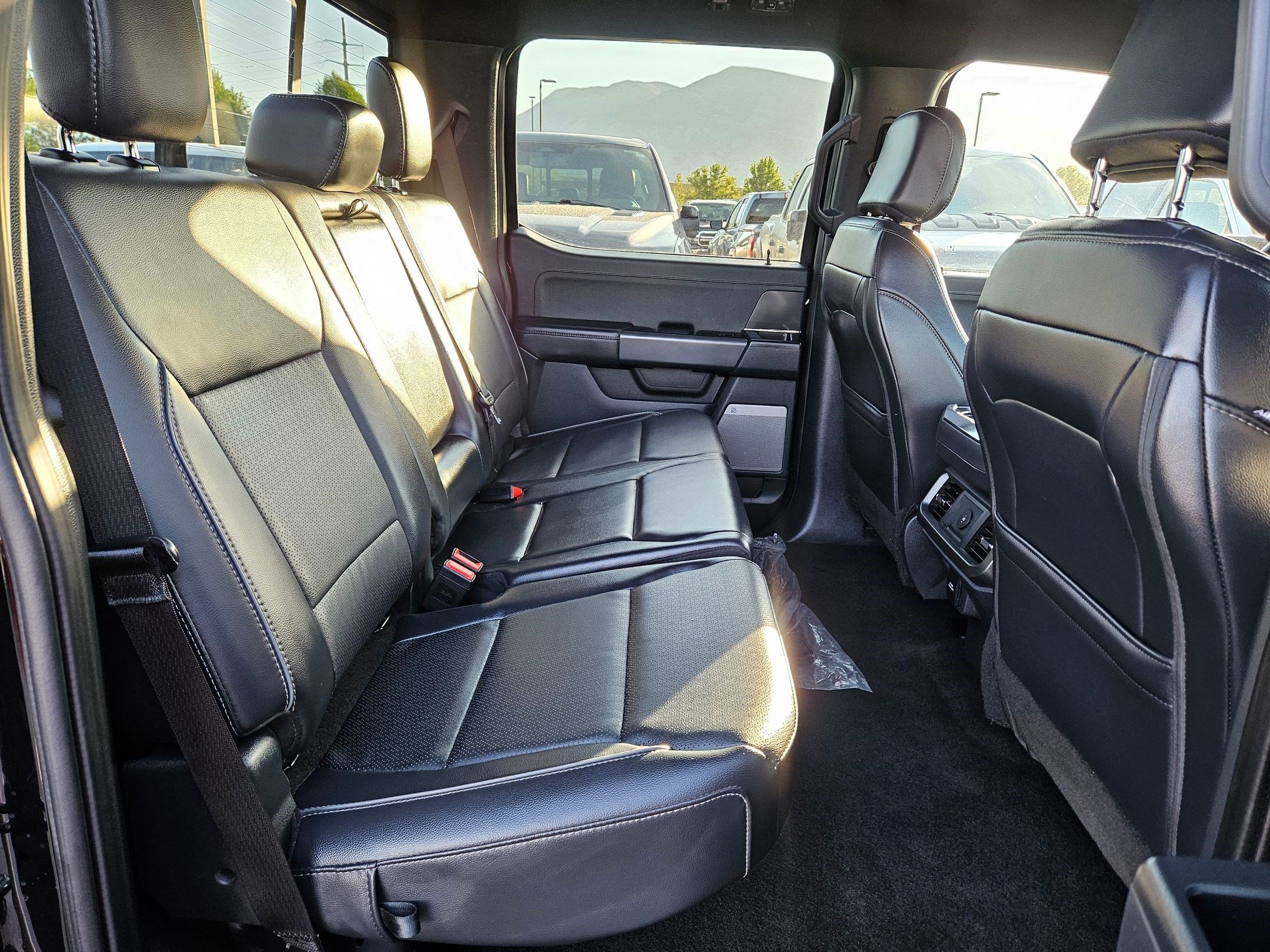 Used 2025 Agate Black Metallic Ford LARIAT image 30