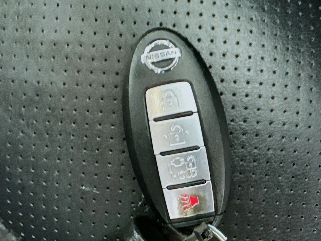 Used 2014 Brilliant Silver Nissan SL image 36