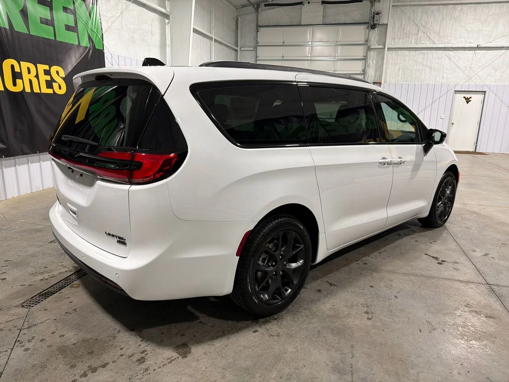 New 2027 Bright White Clear-Coat Exterior Paint Chrysler Limited image 6