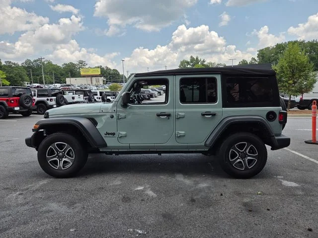 Used 2023  Jeep Sport S image 4