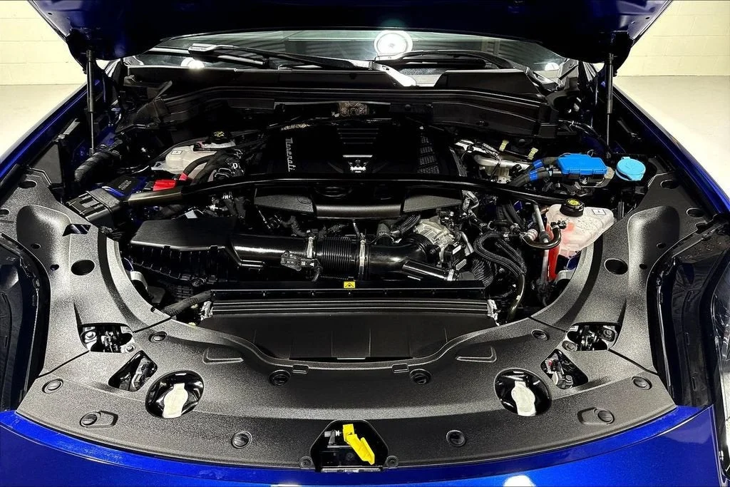 Used 2025 Blu Intenso Metallic Maserati  image 30