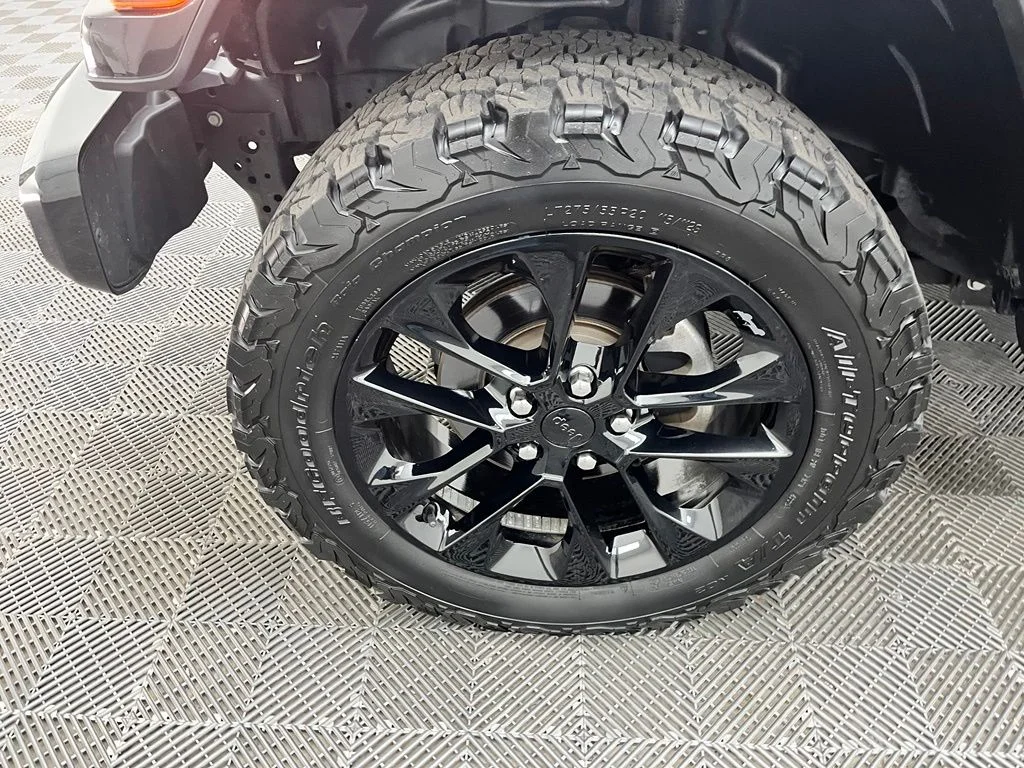 Used 2021 Black Jeep Overland image 14