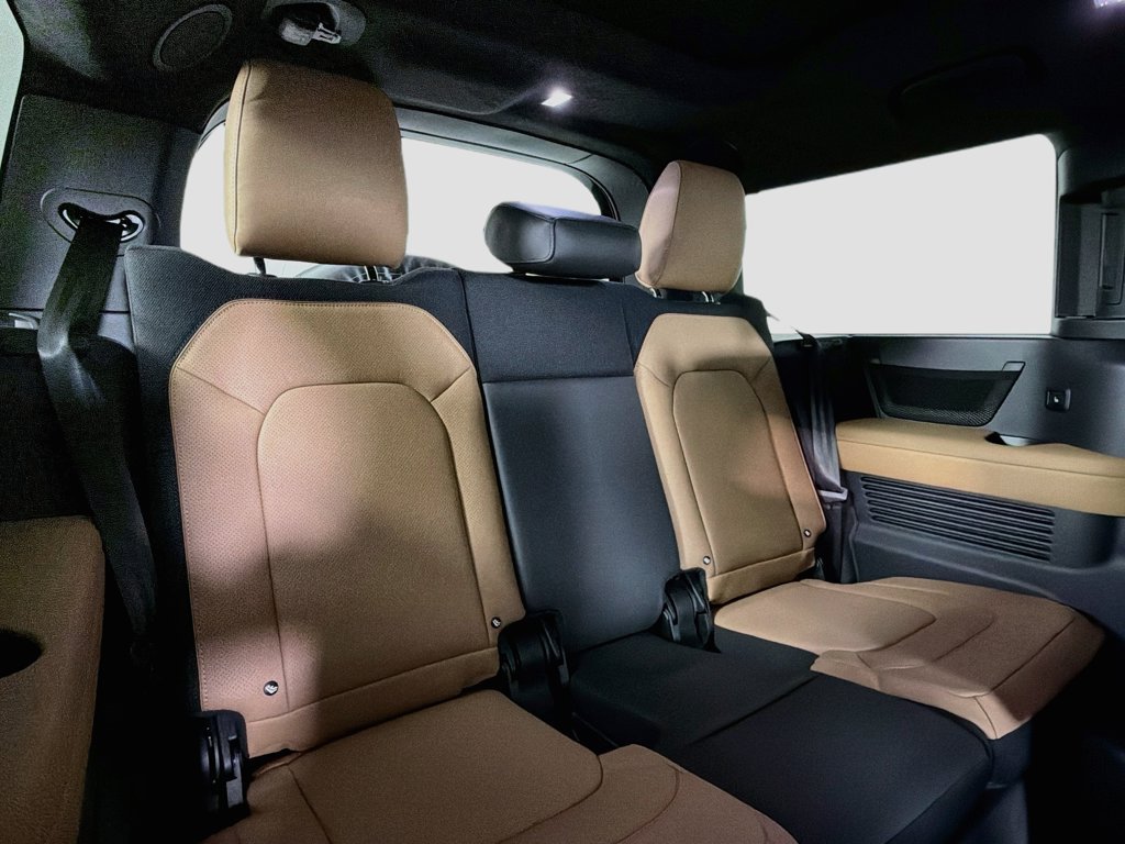 New 2026 Santorini Black Land Rover V8 image 29