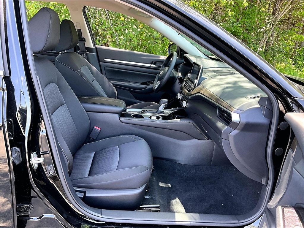 Used 2023 Super Black Clearcoat Nissan 2.5 SV image 14