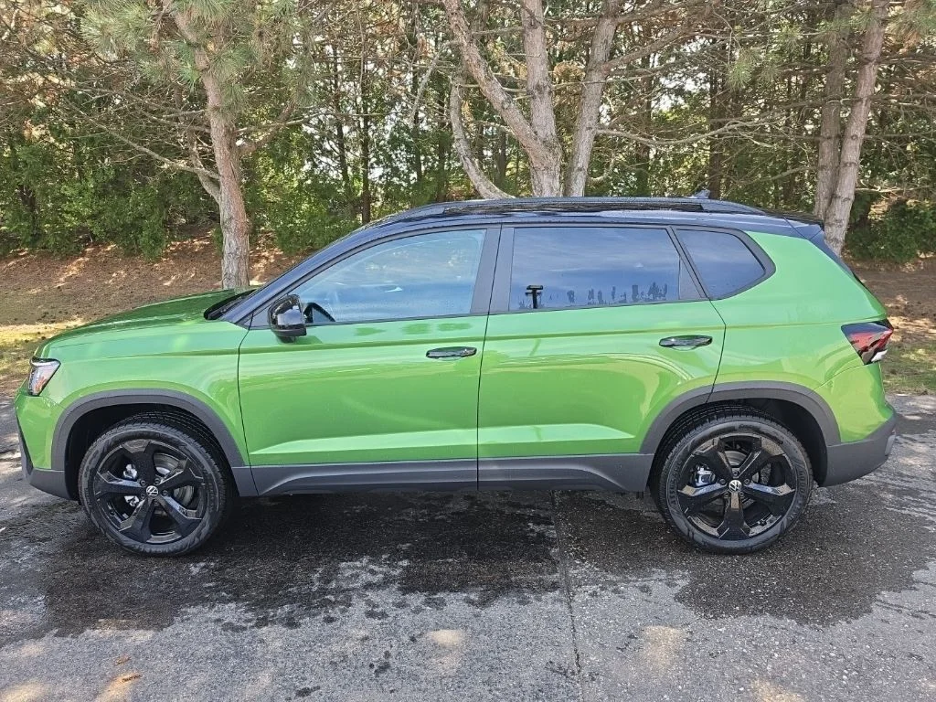 New 2026 Bright Moss Green Metallic/Deep Black Roof Volkswagen 1.5T SE Black image 2