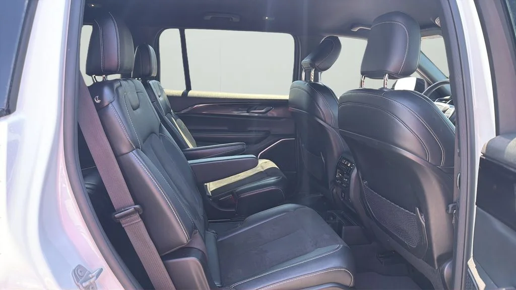 Used 2022 White Jeep Altitude image 10