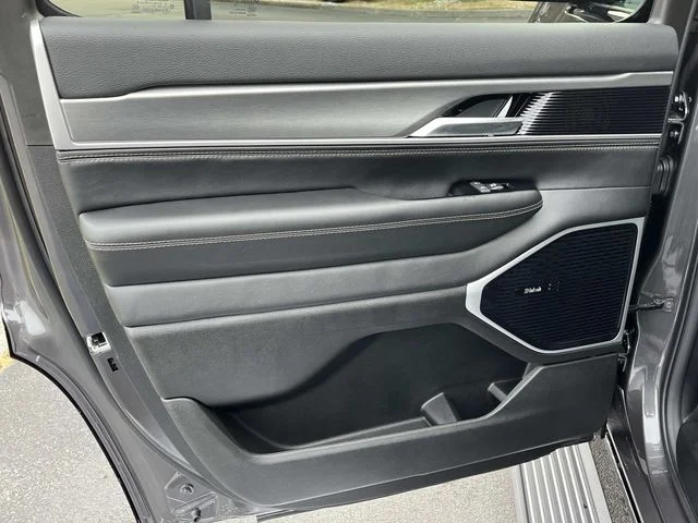New 2026 Baltic-Gray Metallic Clear-Coat Exterior Paint Jeep Limited Altitude image 16