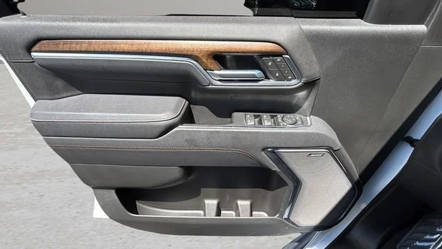 Used 2025 Iridescent Pearl Tricoat Chevrolet High Country image 17