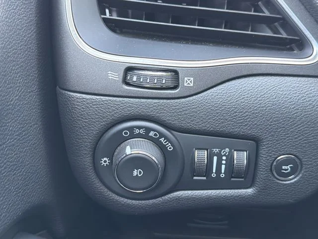 Used 2022 White Jeep Trailhawk image 28