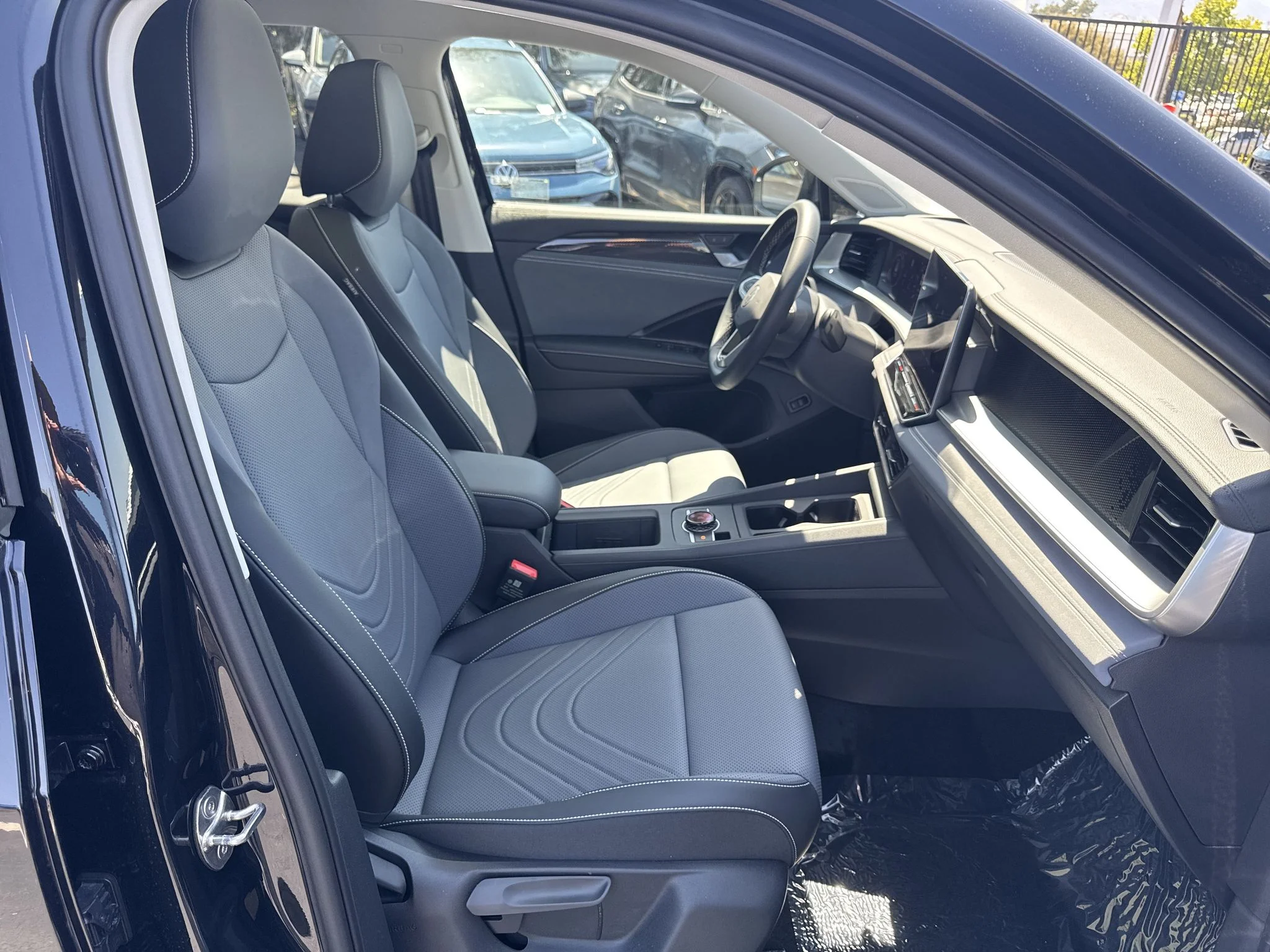 New 2026 Deep Black Pearl Volkswagen SE image 19
