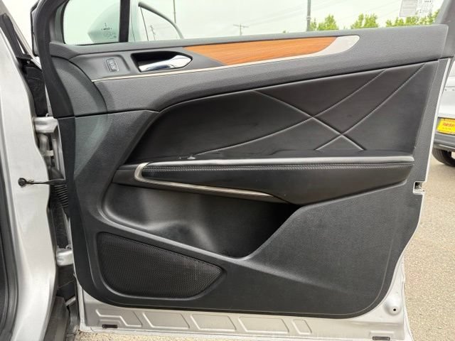 Used 2017 Ingot Silver Lincoln Select image 9