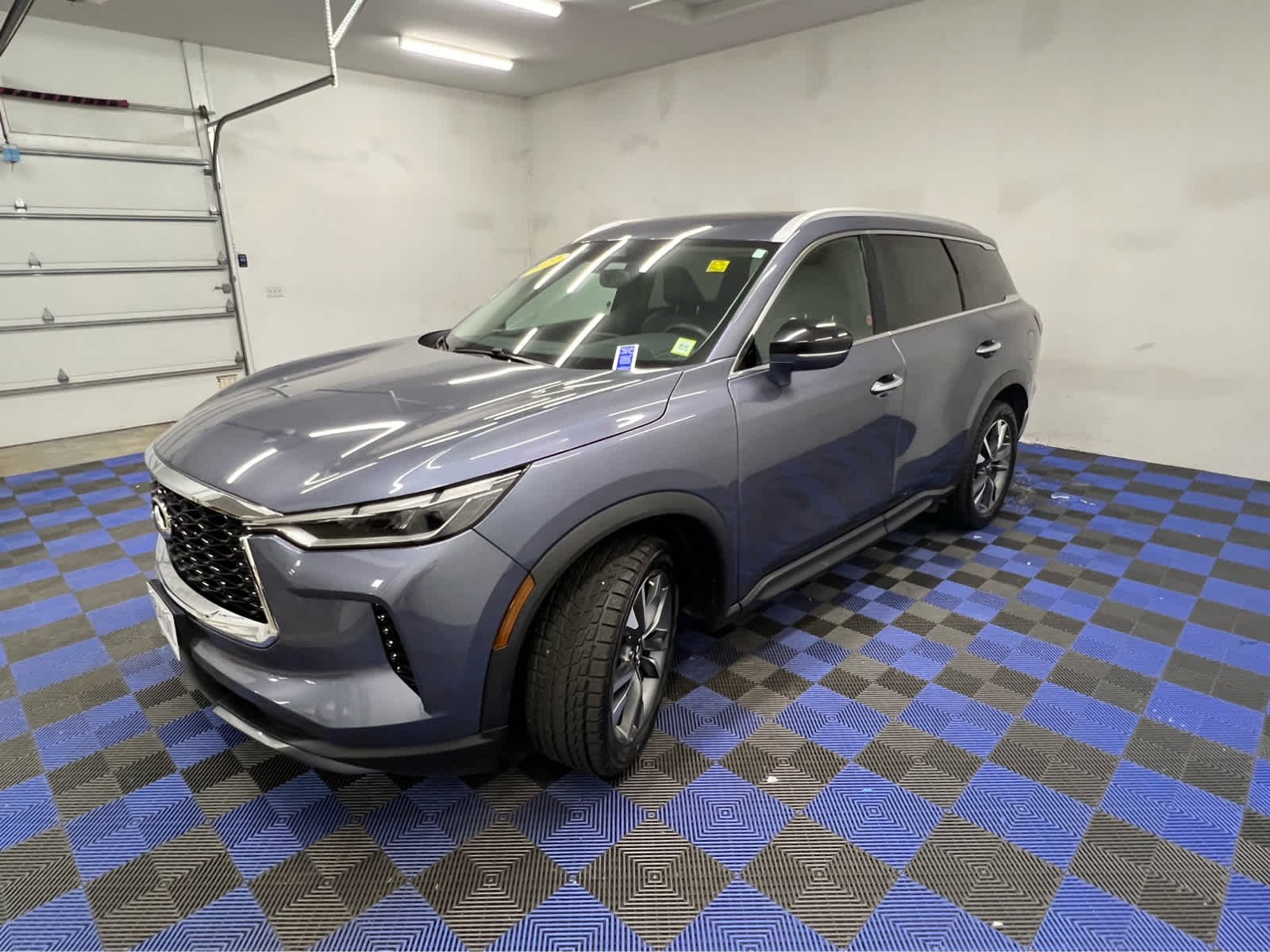 Used 2022 Graphite Shadow INFINITI LUXE image 3