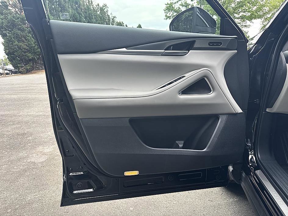 New 2027 MINERAL BLACK INFINITI LUXE image 12