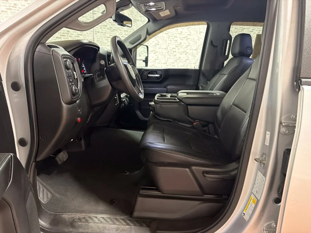 Used 2021 Silver Ice Metallic Chevrolet Custom image 24