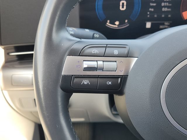 Used 2025 White Hyundai SEL image 28