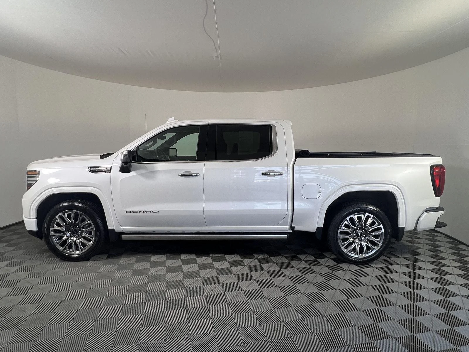Used 2024 White Frost Tricoat GMC Denali Ultimate image 33