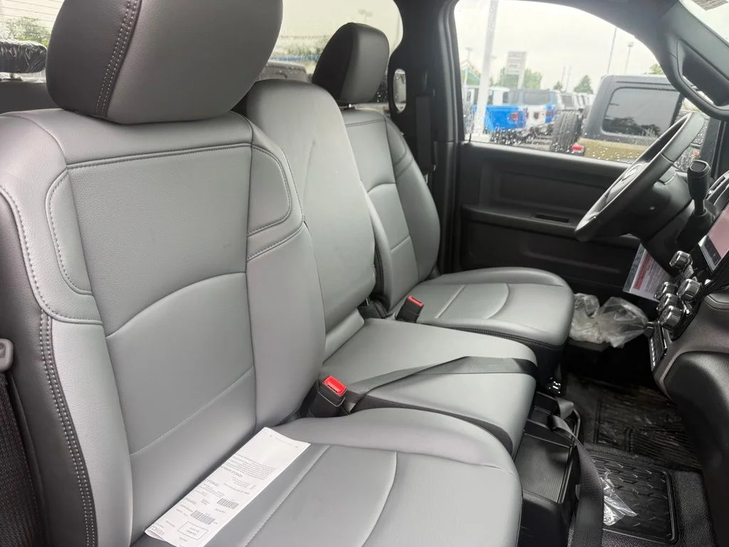 New 2026 Diamond Black Crystal Pearl-Coat Exterior Paint RAM Tradesman image 51