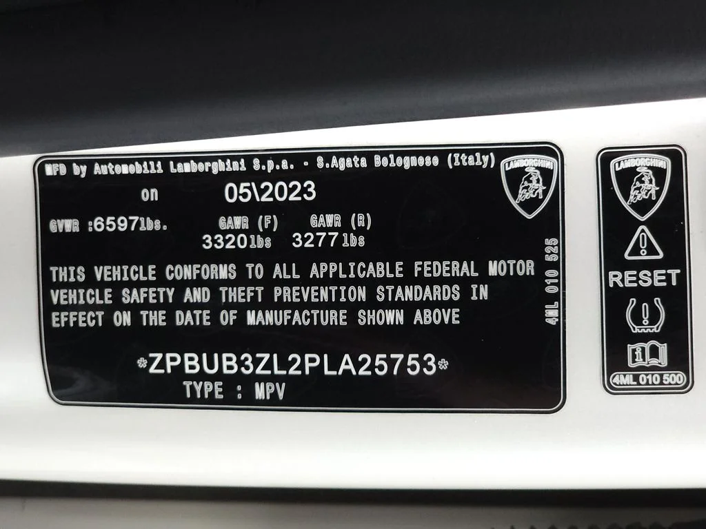 Used 2023 Balloon White Metallic Lamborghini S image 32