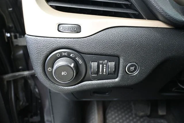 Used 2016 Gray Jeep Latitude image 29