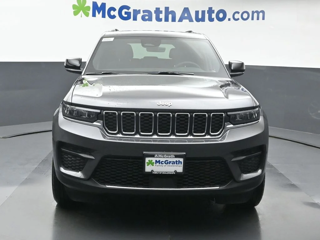 Used 2025 Gray Jeep Laredo X image 5