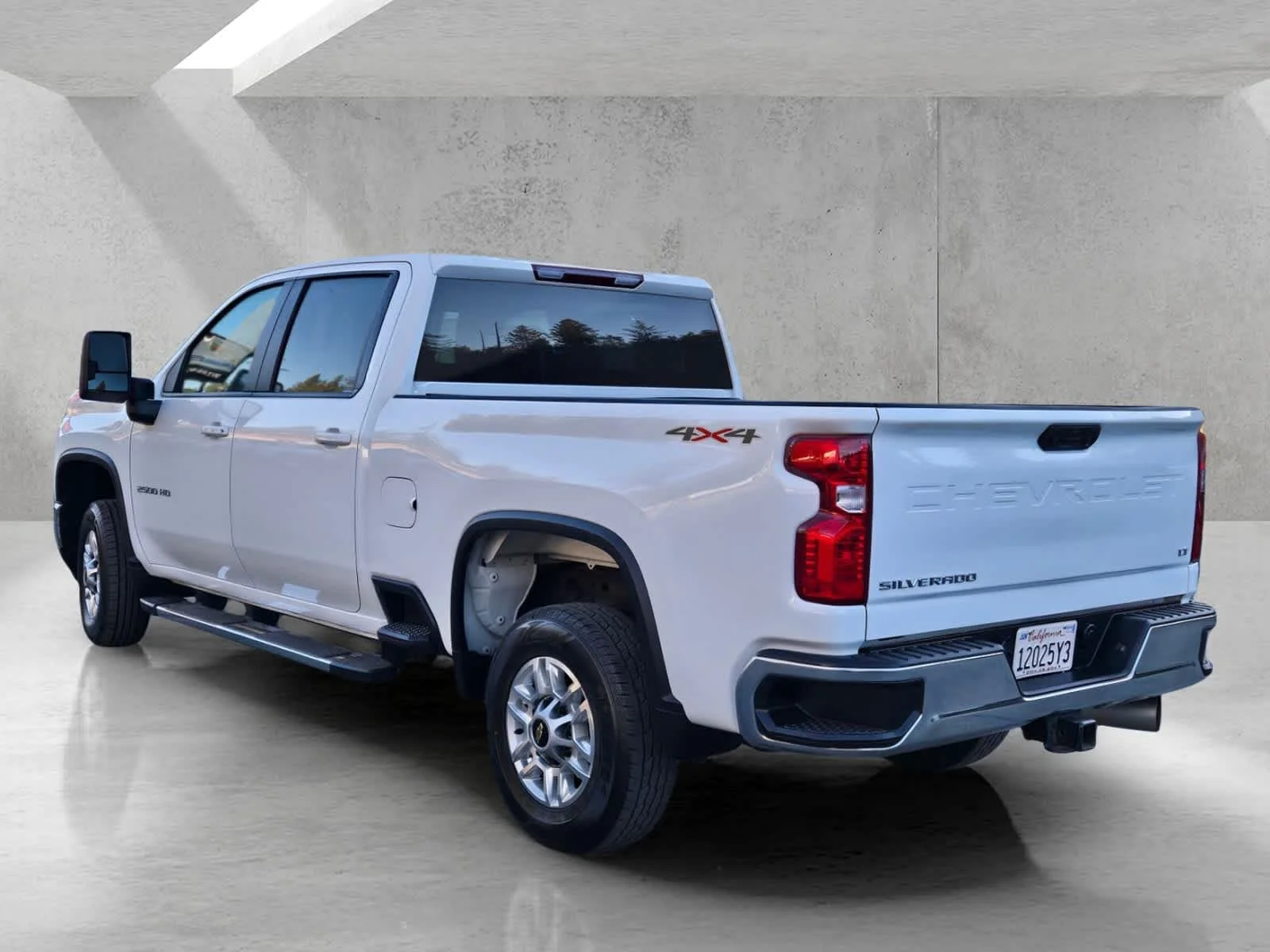 Used 2025 Summit White Chevrolet LT image 6