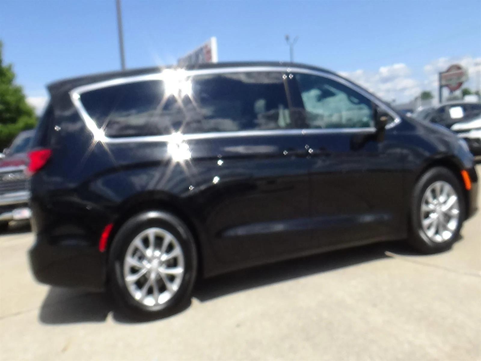 Certified Used 2026 Diamond Black Crystal Pearl Coat (pxj) Chrysler Limited image 5