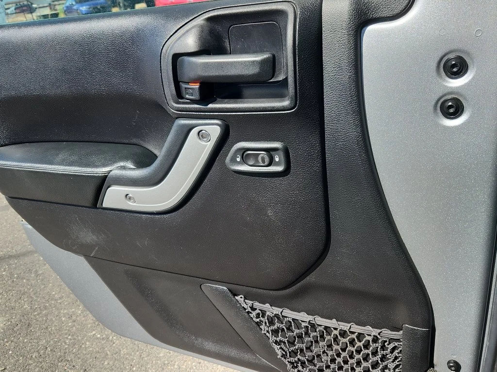 Used 2016 Silver Jeep Rubicon image 8