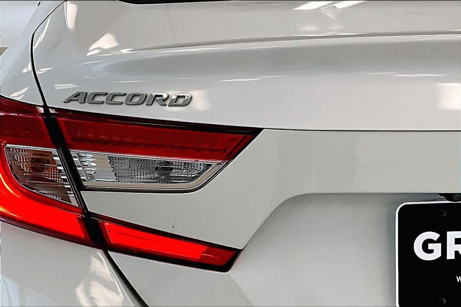 Used 2019 Platinum White Pearl Honda EX-L 1.5T image 28