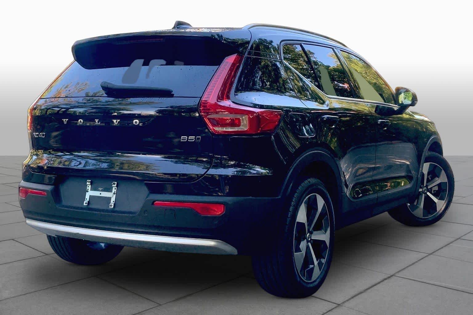 Used 2024 Onyx Black Metallic Volvo Plus Bright Theme image 12