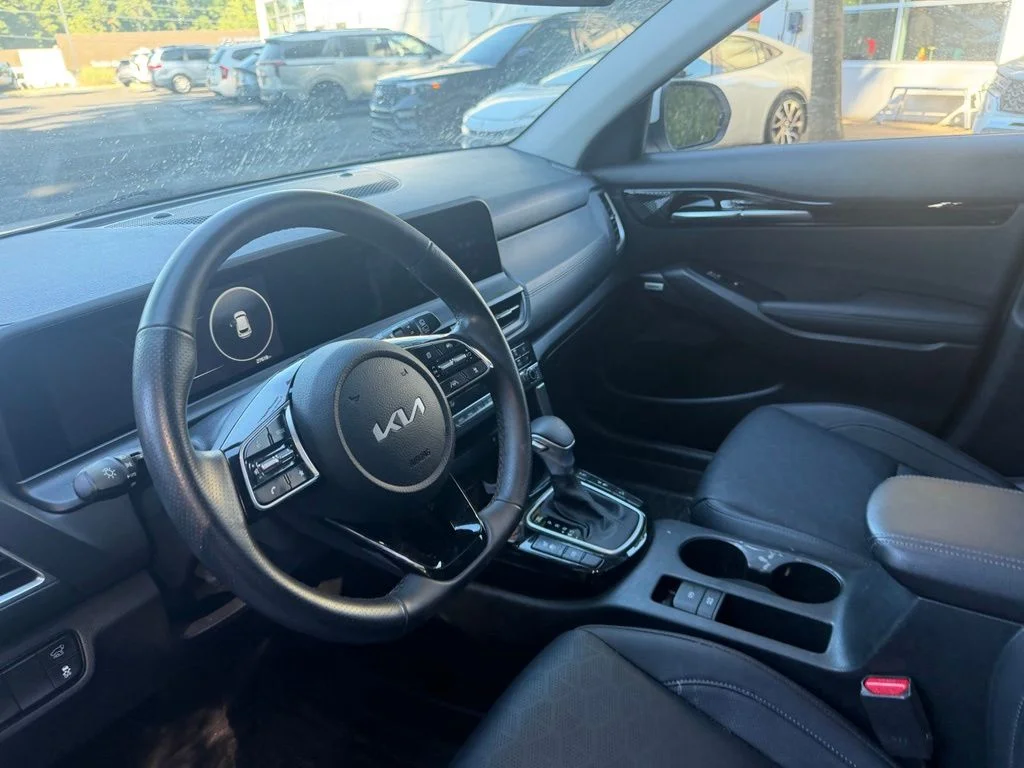 Used 2024 Snow White Pearl Kia SX image 12