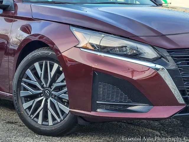 Used 2025 Red Nissan 2.5 SV image 3