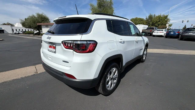 Used 2025 White Jeep Latitude image 4