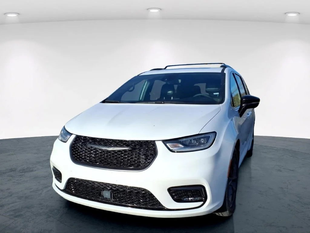Used 2025 White Chrysler Limited image 6