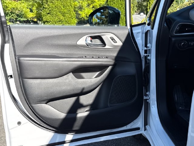 New 2027 Bright White Clear-Coat Exterior Paint Chrysler Select image 18