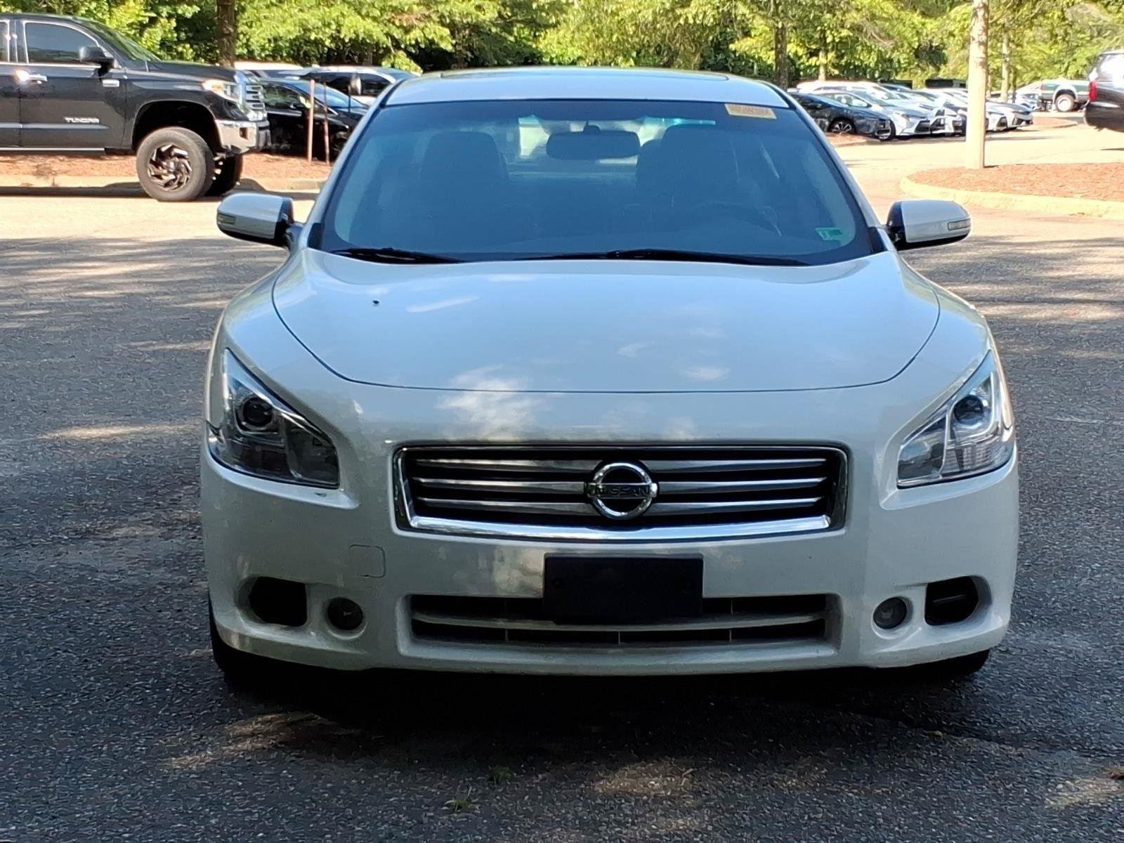 Used 2013 Pearl White Nissan 3.5 SV image 2