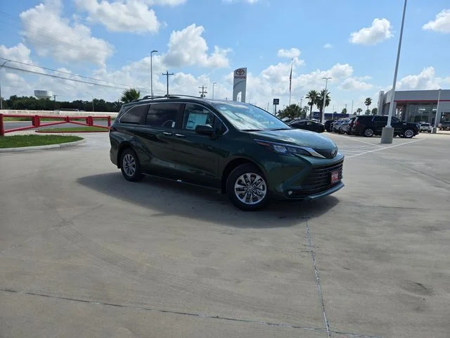 2026 Toyota Sienna XLE 8-Passenger Hybrid FWD's photo