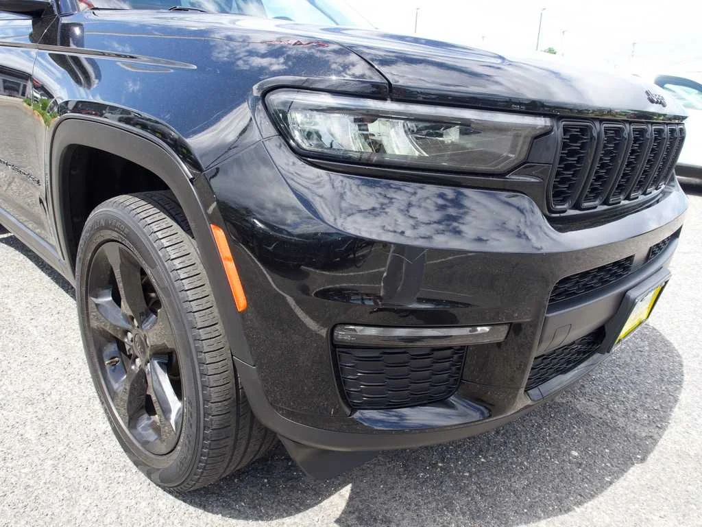 Certified Used 2022 Black Jeep Limited 4x4 image 12