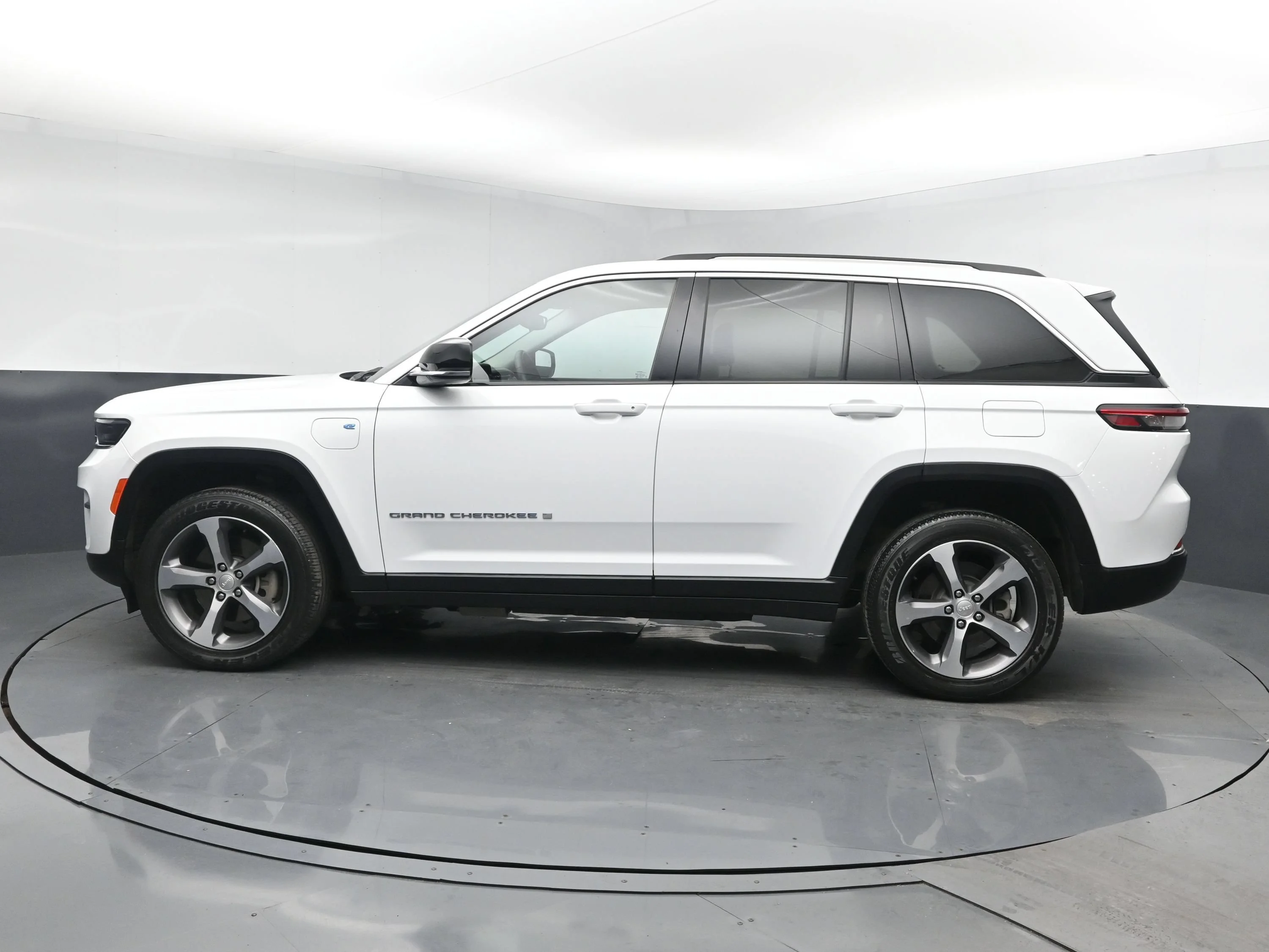 Used 2023 Bright White Clearcoat Jeep  image 4