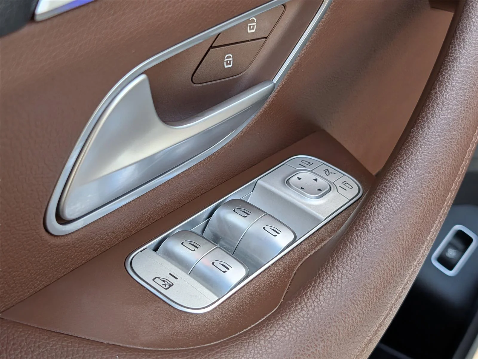 Used 2024 MANUFAKTUR Diamond White Metallic Mercedes-Benz GLE 350 image 14