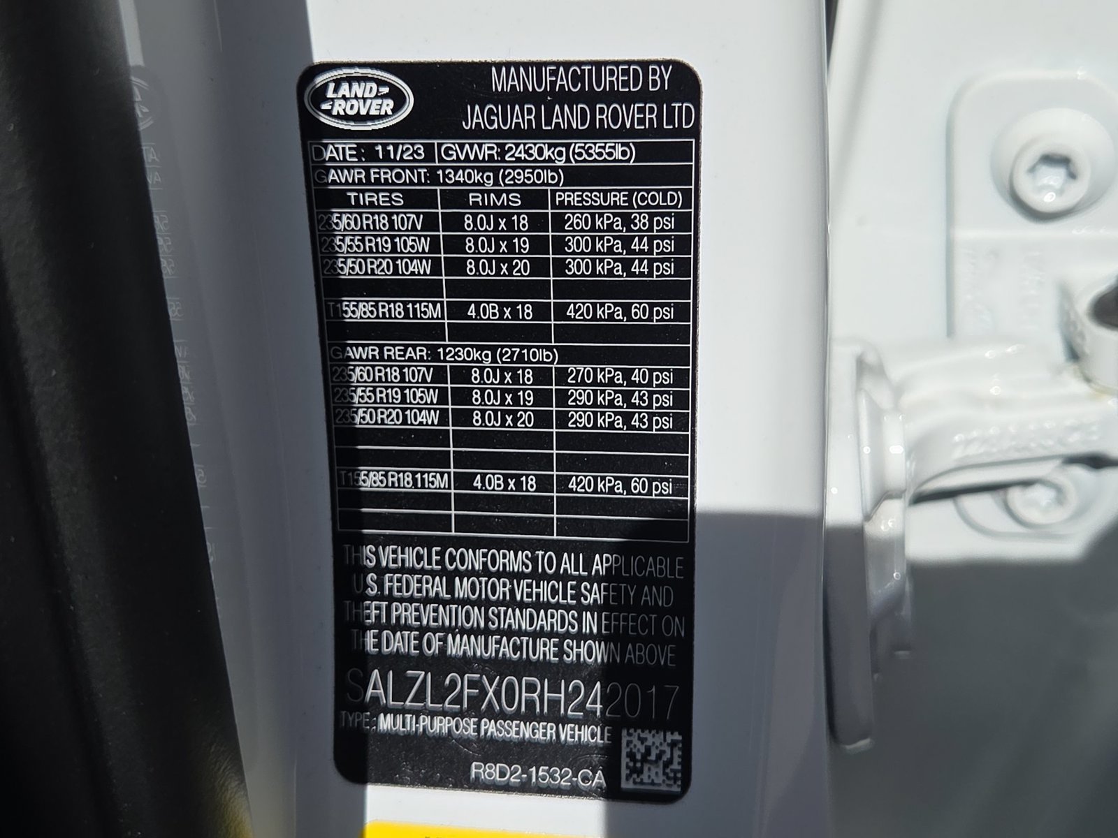 Used 2024 Fuji White Land Rover Dynamic SE image 27