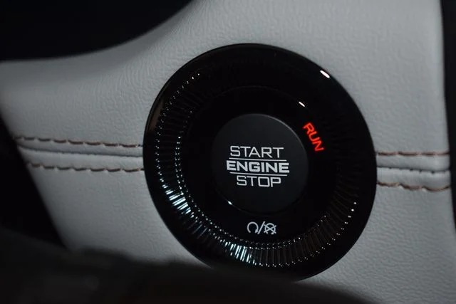 New 2026 Diamond Black Crystal Pearl-Coat Exterior Paint Jeep Limited image 29
