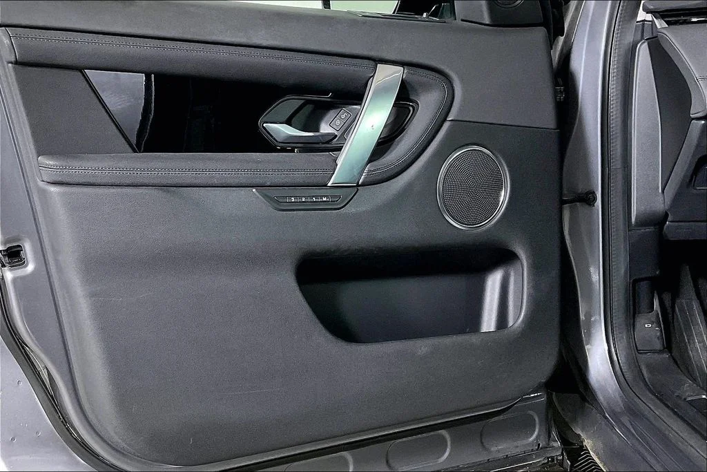 Used 2020  Land Rover SE image 22