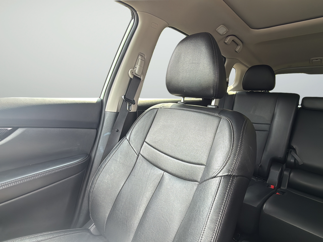 Used 2019 White Nissan SL image 31
