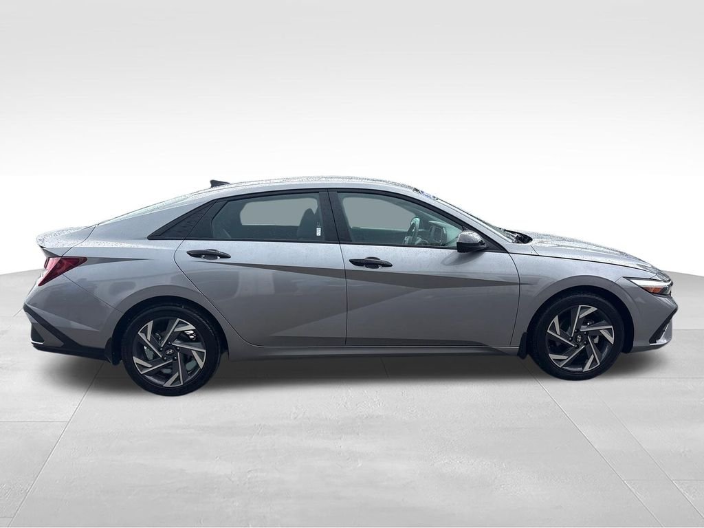 Used 2025 Silver Hyundai SEL Sport image 6
