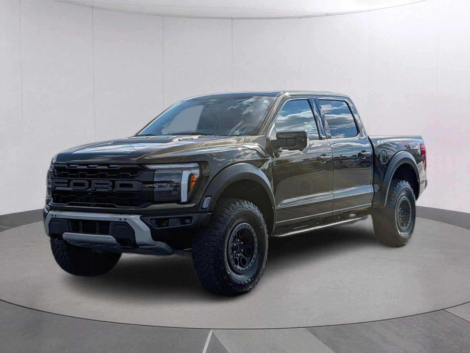 Used 2025 Shelter Green Ford Raptor image 1