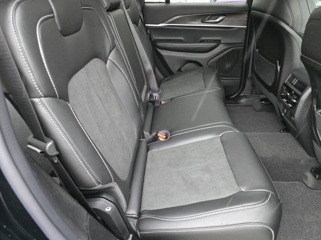 New 2026 Diamond Black Crystal Pearl-Coat Exterior Paint Jeep Laredo Altitude image 30